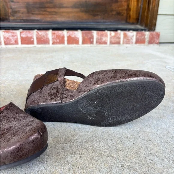 Women's Metallic Brown Strap Shoes - Picture 8 of 8